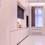 Modern & Comfortable In The Center Apartamento